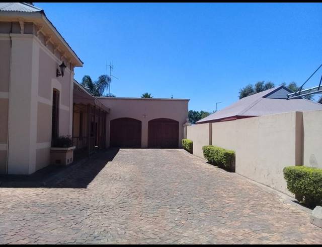 8 BEDROOM HOUSE FOR SALE IN RUSTENBURG